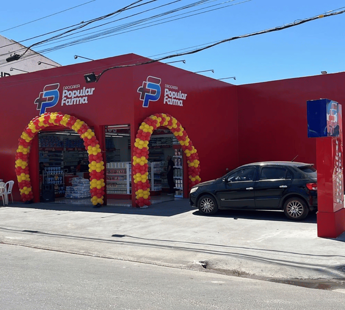 Farmacêutica atendendo cliente com atenção e cuidado