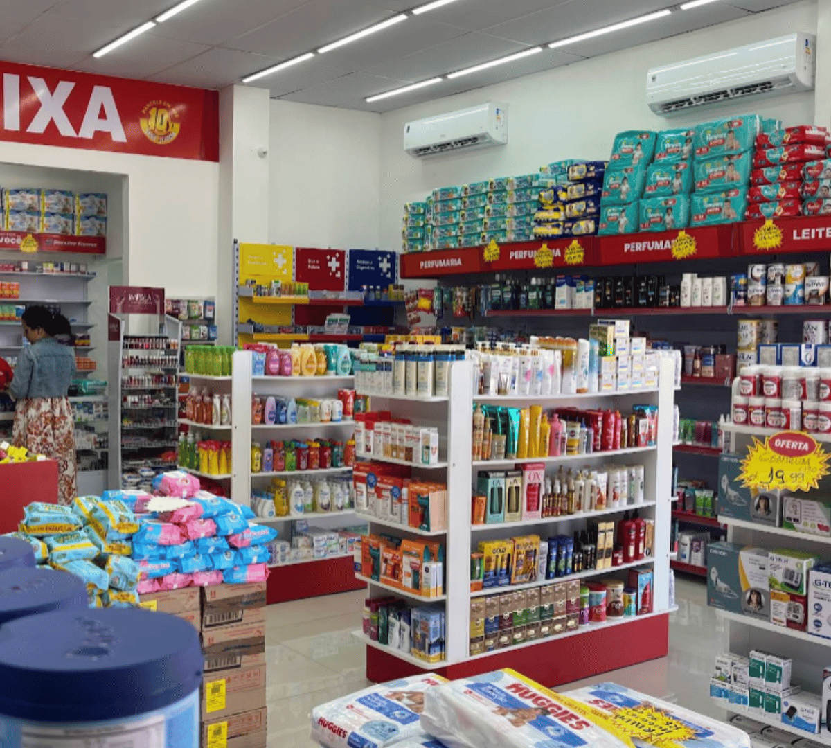 Interior espaçoso e organizado da Drogaria Popular Farma